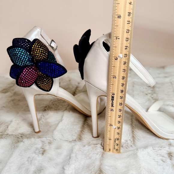Cape Robbin White 4.5" Stiletto High Heel W/ A Multi-Petal Flower On The Heel - Picture 6 of 6